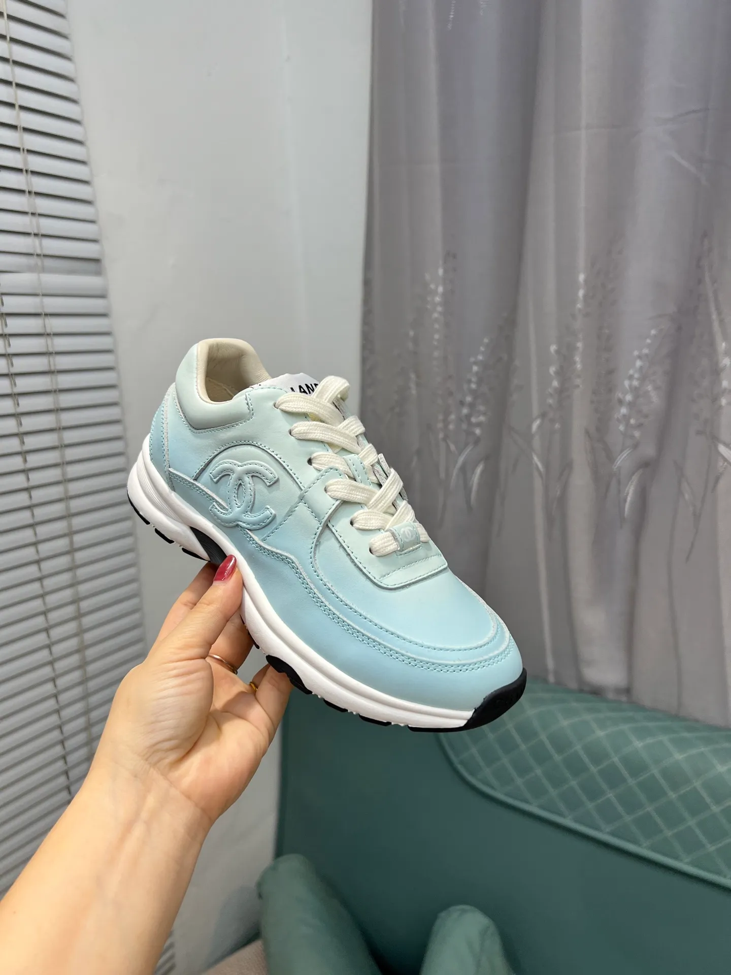 Men's men's shoes 💰660 Exclusive real shot (top version) CHANEL Chanel 2025ss color matching thick-soled casual sports shoes and sneakers. The counter is synchronized. The counter is very popular. A shoe that is very difficult to buy. The most popular thick-soled panda shoes on the Internet. It can be imagined that Xiaoxiang control can't miss it. It has both good looks and comfort. Simple and versatile white shoes. The thick sole increases the height and is super versatile. Close your eyes and wear it. Whoever wears it will look better. Upper: calfskin Lining: imported sheepskin lining Outsole: TPU original outsole Size: 35-44 (customized for women 41 and 40, and 45 for men)